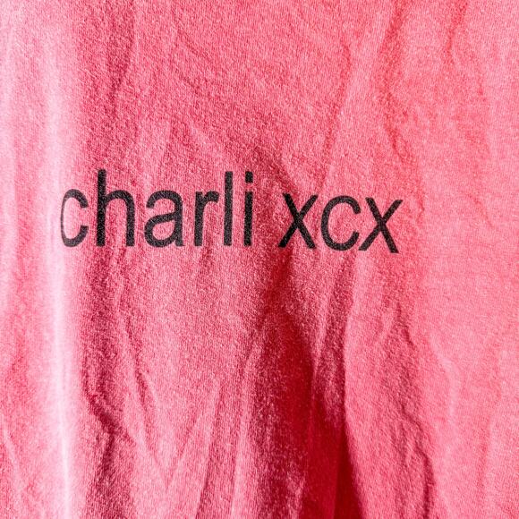 Charli XCX UO BRAT T-Shirt "Hi It's Me You're All In Danger" Pink Small - Picture 2 of 6